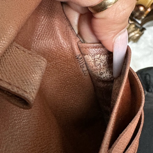 Louis Vuitton international crossbody. #MI1923 - Picture 6 of 8